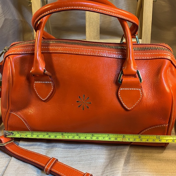 Isaac Mizrahi leather shoulder bag/satchel w/strap - Picture 3 of 16